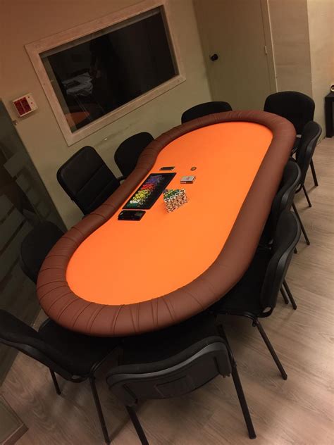 Aluguer De Uma Mesa De Poker E O Crupie