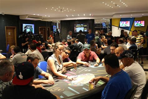Jogadores De Poker Em Curitiba