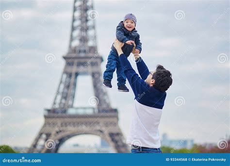 Jogo Perto Da Torre Eiffel