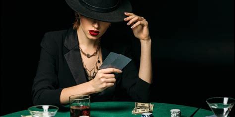 Mujeres Jugando Poker De Prendas
